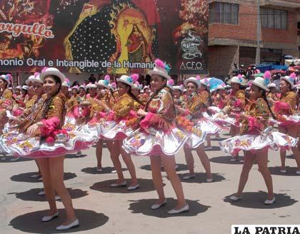 Alegría, colorido, fe y devoción se unen para rendir pleitesía a la Virgen del Socavón, en el “mejor Carnaval del mundo”