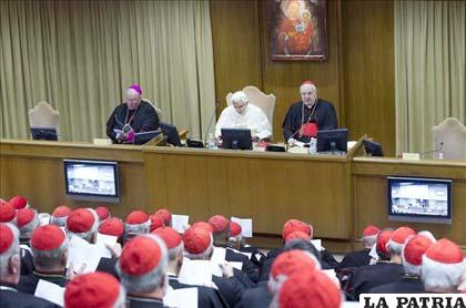 Papa Benedicto XVI (centro) se reúne con cardenales en el Aula Nuova en la Ciudad del Vaticano