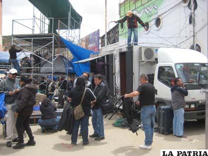 El personal de la Red Unitel alistando los últimos detalles para la transmisión del Carnaval de Oruro