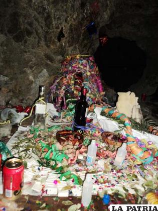 Ofrenda a la pachamama y al Tío de la mina