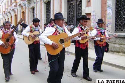 Estudiantinas se sumaron a la iniciativa Comité de Etnografía y Folklore para revalorizar las tradiciones de Antaño