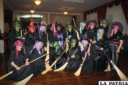 Las Brujas Nuevaoleras, del Círculo Femenino de Beneficiencia. Este grupo de alegres brujas, pasó un ameno momento, barriendo las penas con sus escobas