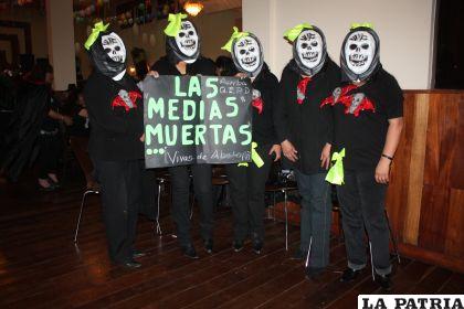 Un grupo de profesoras del Bethania asistieron con este disfraz que llamaron “Medias muertas”