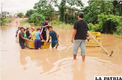 Evacúan a familias por inundaciones en Cobija