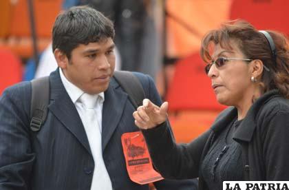 Carmen Cardozo hace su reclamo ante Alberto Coria de la ACFO