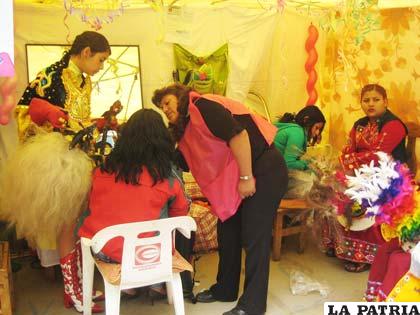 La Asociación Jach’a Flores ayudó a los danzarines a solucionar problemas eventuales