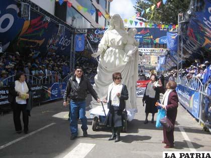El comité impulsor del monumento de la Virgen del Socavón, ingresa con la réplica por la ruta del Carnaval
