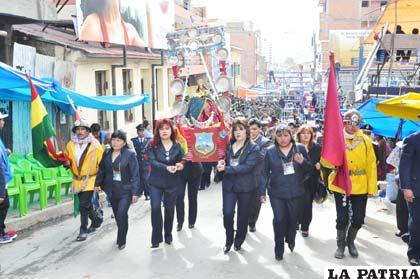 Virgen del Socavón es escoltada por los mineros
