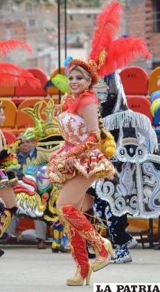 Simpática figura de la morenada que muestra su tentadora danza