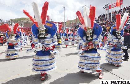Los morenos “turrilitos” característicos de la danza de la morenada cuyo paso cansino es su principal atractivo
