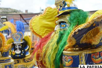 Hermosa careta de moreno que lleva los colores de nuestra Enseña Patria