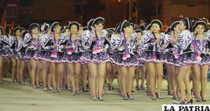 Bellas jóvenes componentes de los caporales que muestran su entusiasmo al ejecutar la danza