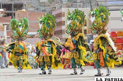 Luciferes de la Diablada Oruro en cuya vestimenta sobresale el verde que es el color característico de su institución