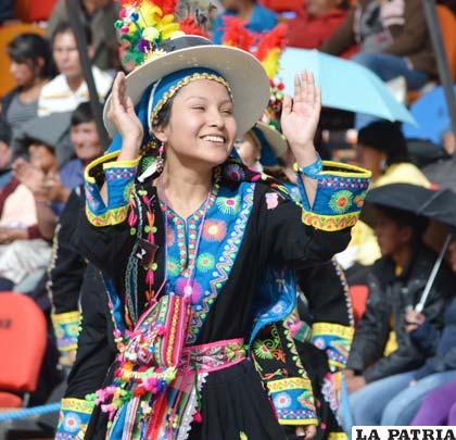 Alegría y naturalidad de una tinku al ejecutar la danza guerrera