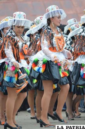 Hermosas damitas que interpretan la danza de los hilanderos