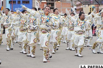 Sambos Caporales antes de ingresar al Santuario del Socavón para cumplir con su promesa de postrarse a los pies de la Virgen de la Candelaria