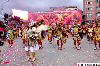 Gallardía de los diablos del buzo rojo