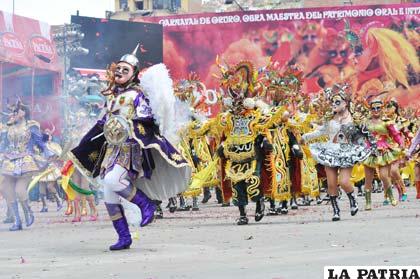 Tropa de diablos de la Fraternidad Artística y Cultural “La Diablada” dirigidos por el Arcángel Miguel