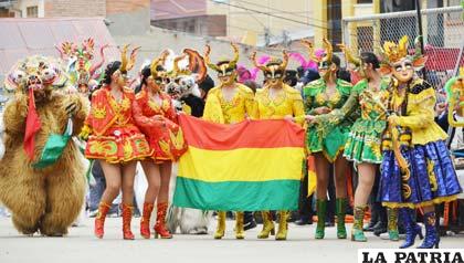 Chinas de la Diablada Oruro que llevaron con respeto y mucho fervor los colores de la tricolor