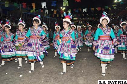 Bellas jóvenes que son parte de la danza autóctona de los wititis