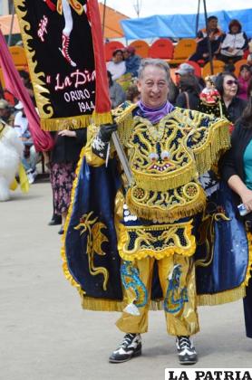 Freddy Quiroga, pasante de la “Frater”, porta orgulloso el estandarte de su conjunto
