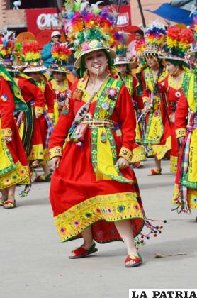 Colorido traje de los tinkus