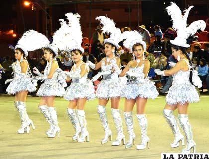 Morenas al compás de la música, exhibieron su gracia para el baile hecho peregrinación