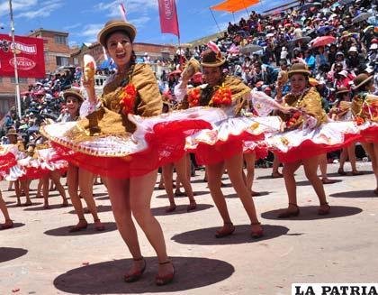 Desbordante alegría y entusiasmo de las cholitas de la Morenada Central Oruro, fundada por la comunidad Cocani