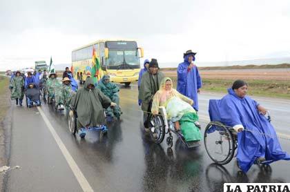 Discapacitados marchan a pesar de la lluvia