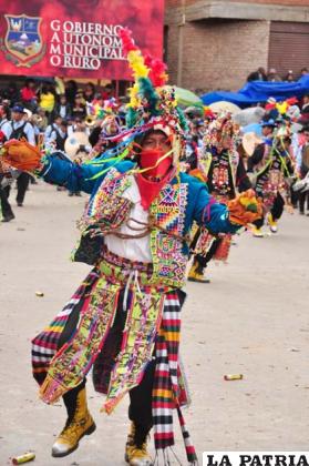 La danza de los tinkus representa el ritual a la Pachamama