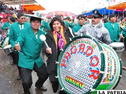 La alcaldesa Rossío Pimentel y músicos de la Banda Espectacular Pagador, protagonizaron un simpático cuadro en Domingo de Corso