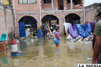 Inundaciones afectan calles y viviendas en el municipio de Quillacollo, en Cochabamba