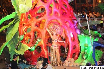 La reina del Carnaval 2012, Davinia Fernández junto al ´Hoormiguero´, el primer carro que dio inicio al espectacular show