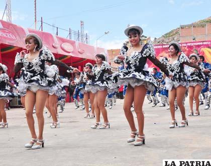 Gracia y simpatía de la mujer orureña engalanó el Corso de Carnaval