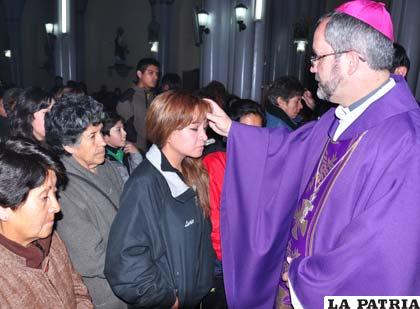 El Obispo Cristóbal Bialasik impone la ceniza a los fieles