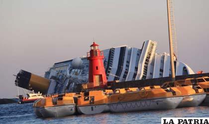 Barco del que rescataron los cuerpos sin vida de 8 personas