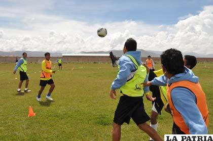 Entrenamiento de los jugadores de San José en la cancha de propiedad del club