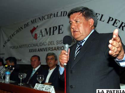 César Acuña presidente de la Universidad César Vallejo de Perú