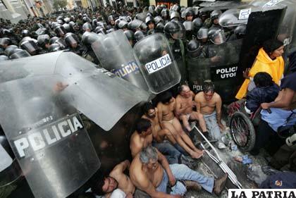 Policías impiden el ingreso de discapacitados a la plaza Murillo, quienes por desesperación se desnudan
