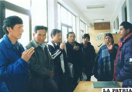 El directorio de los regantes de Cayumalliri, durante la posesión