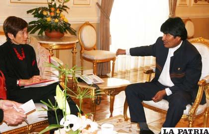Coordinadora residente de la Organización de las Naciones Unidas (ONU) en Bolivia, Yoriko Yasukawa en reunión con Evo Morales