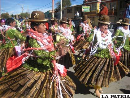 Con el baile de las comparsas en Oruro se “entierra” el Carnaval
