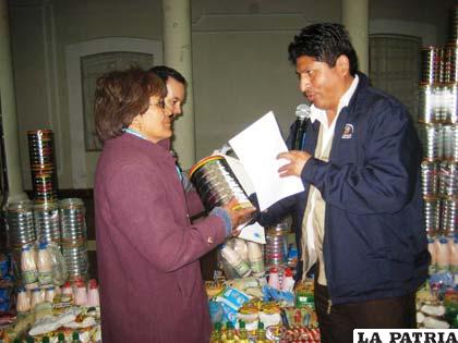 El ministro Calvimontes entrega el subsidio a una responsable de uno de los centros de acogida del Sedeges