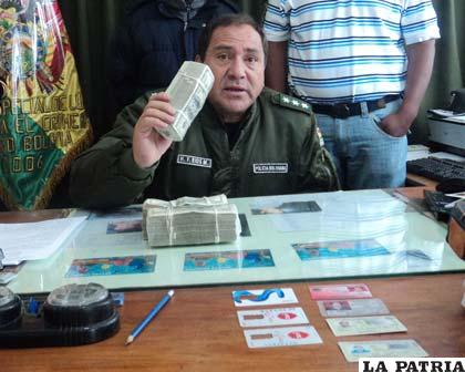 El director de la Felcc, muestra el dinero junto a la documentación y chips telefónicos que fueron secuestrados
