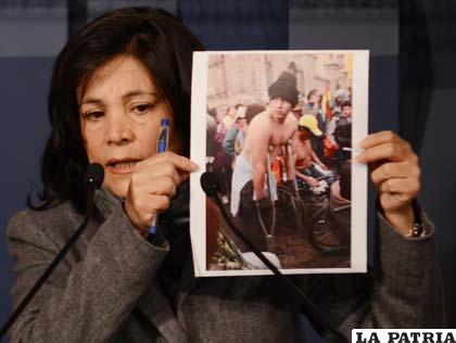Ministra de comunicación, Amanda Dávila, muestra fotografías de infiltrados que provocaron hechos de violencia