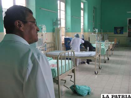 El doctor Cáceres al final de uno de los turnos de hemodiálisis