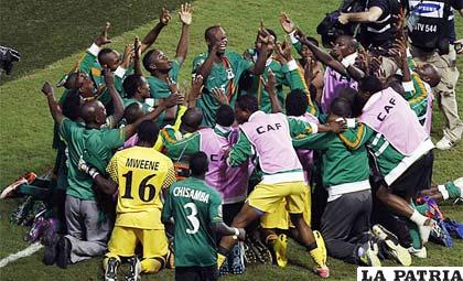 Jugadores de El Fez celebran el título logrado en la Supercopa de África