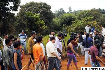 Un grupo de carperos o campesinos sin tierras acompañados de periodistas en la localidad de Ñacunday, a 394 kilómetros de Asunción