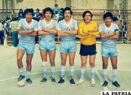 José Luis Tórrez estuvo en la selección universitaria de fútbol de salón (el primero de izquierda a derecha)