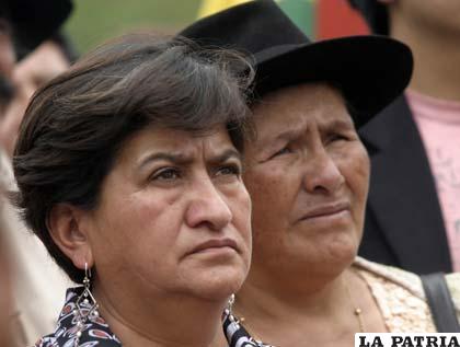 La ex prefecta Savina Cuellar (a la derecha) y la ex alcaldesa Aydee Nava que asumen defensa en el proceso instaurado en su contra 